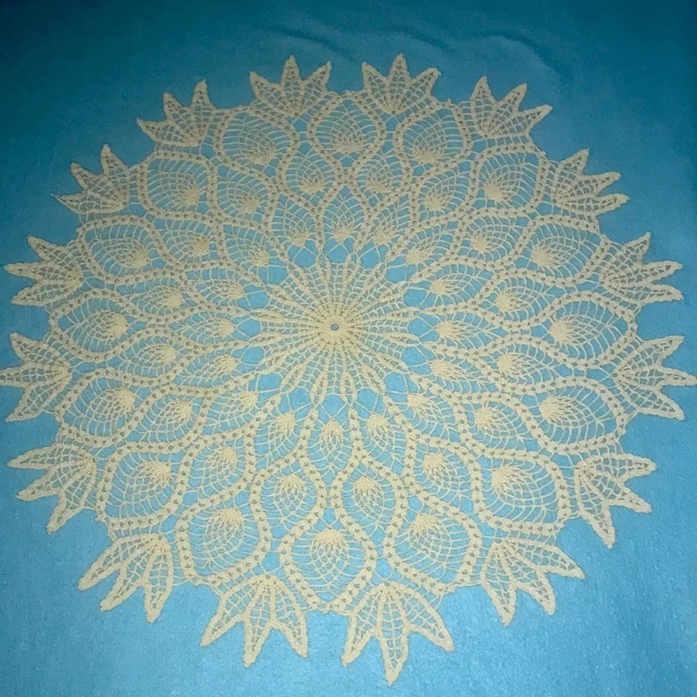 CROCHETED doily round tulip pattern handmade size 27 inch diameter - Picture 2 of 5